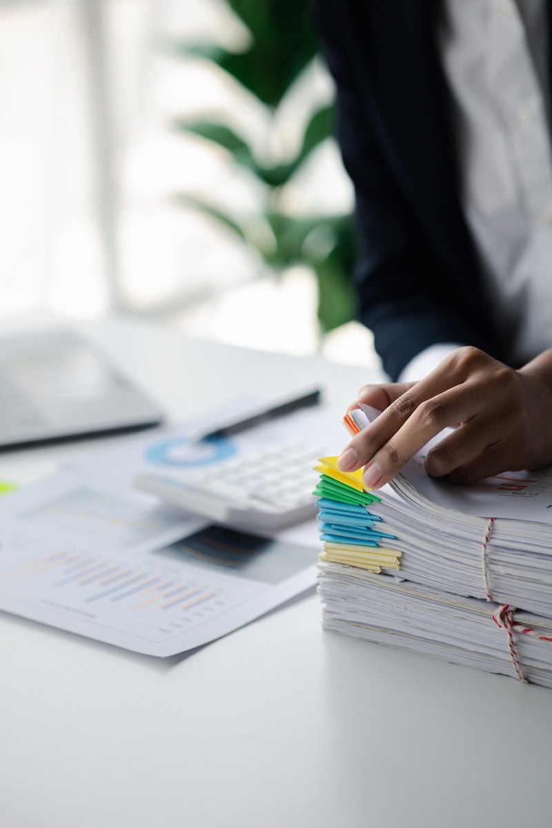 Archivos de documentos financieros y auditoría en oficina moderna.