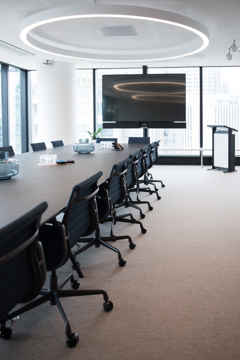 Salón de reuniones empresarial moderno y profesional