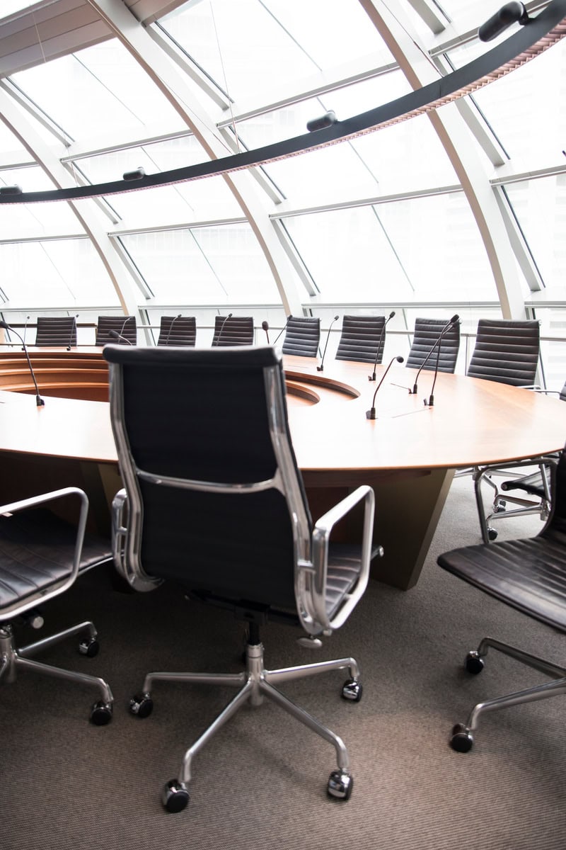 Asiento de oficina en sala de reuniones corporativa moderna y elegante.