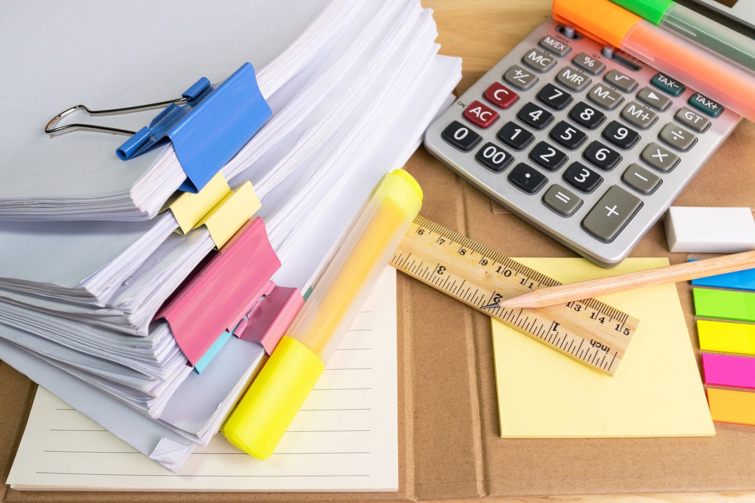 Documentos de contabilidad y calculadora para asesoría fiscal en Logan Audit & Tax